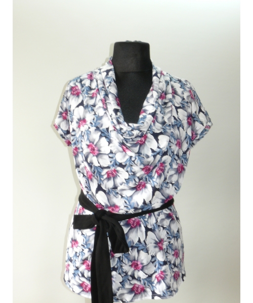 Bluzka kimono z luźnym dekoltem - biało amarantowe kwiaty